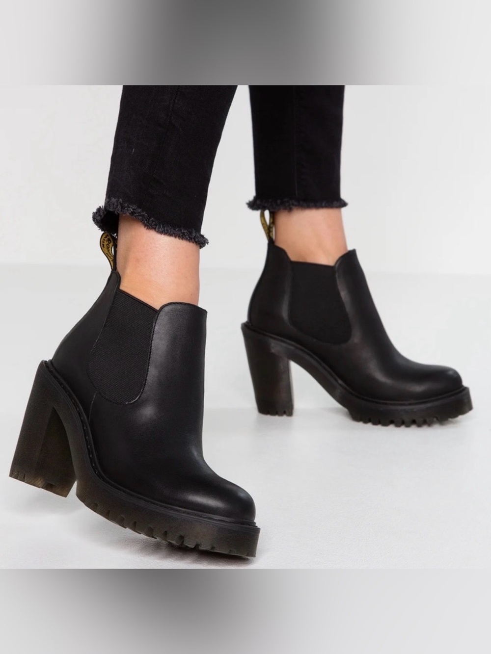 LIKE NEW Dr Marten Hurston Black Chelsea heeled boots 6